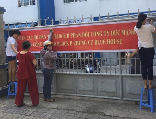 Người dân thậm chí treo băng rôn phản đối chủ đầu tư về việc này.
