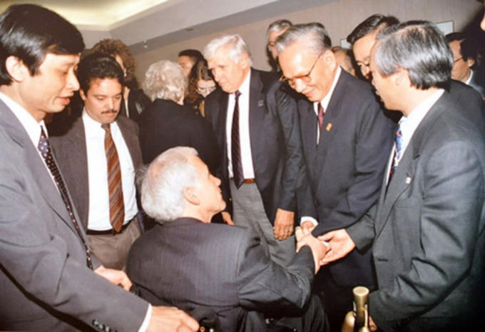 Tác phẩm "Chủ tịch nước Lê Đức Anh thăm hỏi ông Boby Muller, cựu binh Mỹ trong cuộc chiến tranh Việt Nam" của tác giả Phạm Cao Phong, đạt giải 3 cuộc thi ảnh "Quan hệ Việt-Mỹ và nước Mỹ qua ống kính của các nhà nhiếp ảnh Việt Nam". Ảnh chụp năm 1995, tại Newyork.