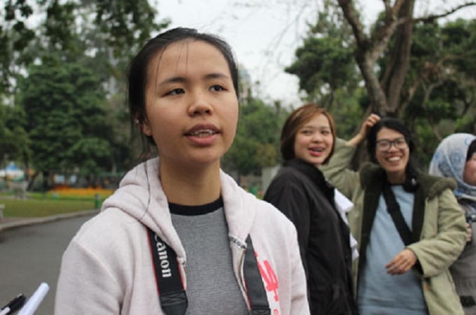 Đỗ Thị Hiền thường xuyên đi cùng hỗ trợ và góp ý cho các nhóm người điếc làm phim. Ảnh: Internet