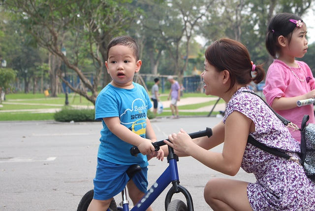 Các bậc phụ huynh tranh đã thủ đưa con đến các buổi giao lưu ở các công viên.
