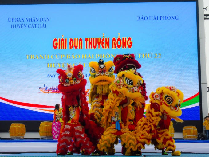 Tưng bừng lễ hội đua thuyền rồng trên biển ở Cát Bà