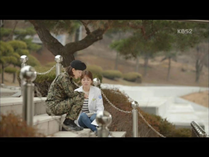 Hậu duệ mặt trời tập 15: Song Hye Kyo, Kim Ji Won khóc hết nước mắt khi hay tin bạn trai hy sinh