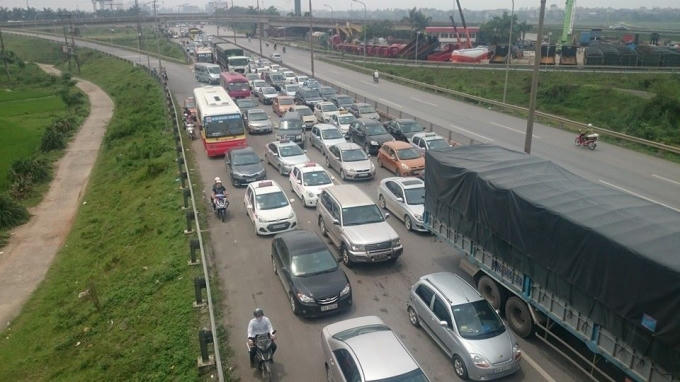 Giao thông Hà Nội kẹt cứng trong ngày nghỉ lễ đầu tiên