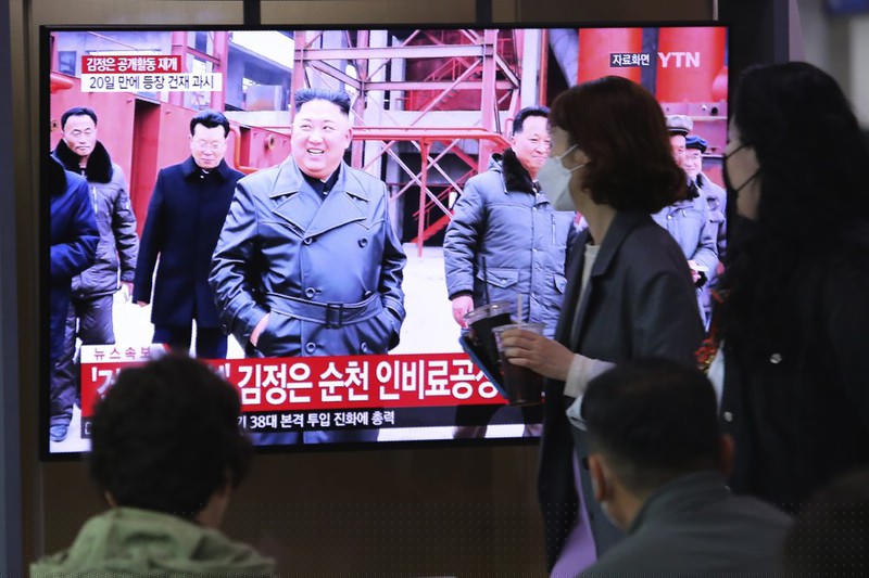 Người dân Hàn Quốc xem bản tin về sự kiện.