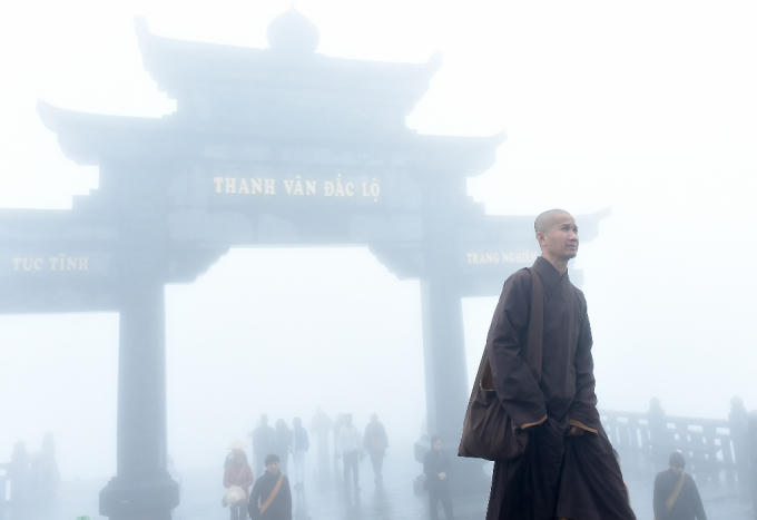 Các đoàn tăng ni phật tử ghé thăm Fansipan.