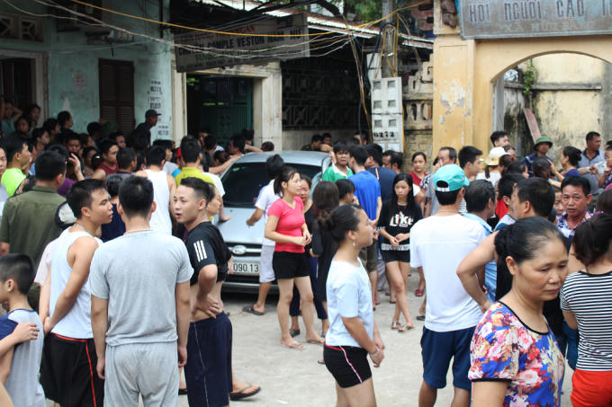 Người dân hiếu kỳ tập trung gần nhà cháu bé.