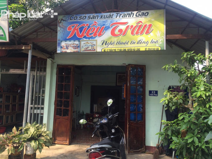 Cơ sở tranh gạo Kiều Trân (số 12 đường Trần Phú) của chị Trương Thị Kiều là điểm nhấn cho cả thị trấn Hải Lăng bởi sản phẩm thủ công mỹ nghệ vô cùng đặc biệt.