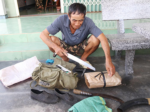 Ông lão 72 tuổi vẫn chưa từ bỏ ôm giấc mộng trúng kỳ nam, thường mang túi nghề lên rừng tìm. Ảnh: Xuân Ngọc.