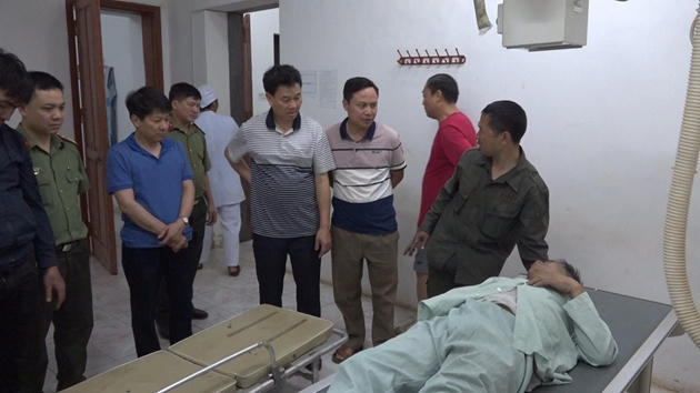 Lãnh đạo huyện Si Ma Cai kịp thời thăm hỏi động viên 2 cán bộ chiến sỹ bị thương
