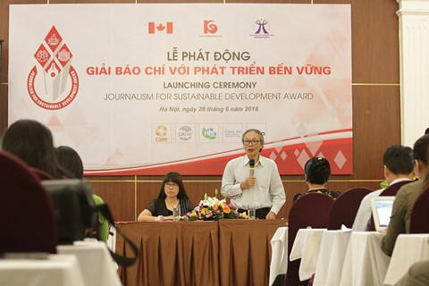 Đại diện Ban Tổ chức trả lời các câu hỏi của khách mời trong Lễ phát động sáng 28/06/2018.