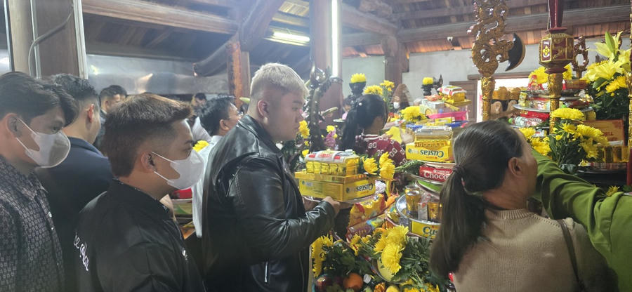 Từ sáng sớm, dòng người đổ về Đền Cờn ngày càng đông, tạo không khí trẩy hội rộn ràng đầu xuân.