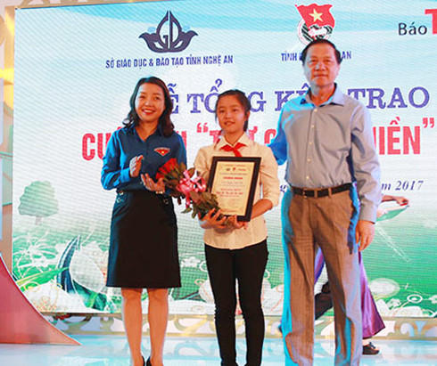 Ông Lê Minh Thông, Phó Chủ tịch UBND tỉnh và đại diện Tỉnh đoàn Nghệ An trao giải Nhất cuộc thi cho em Nguyễn Anh Thư, lớp 9A trường THCS Anh Sơn sáng 21/4. (Ảnh: báo Nghệ An)