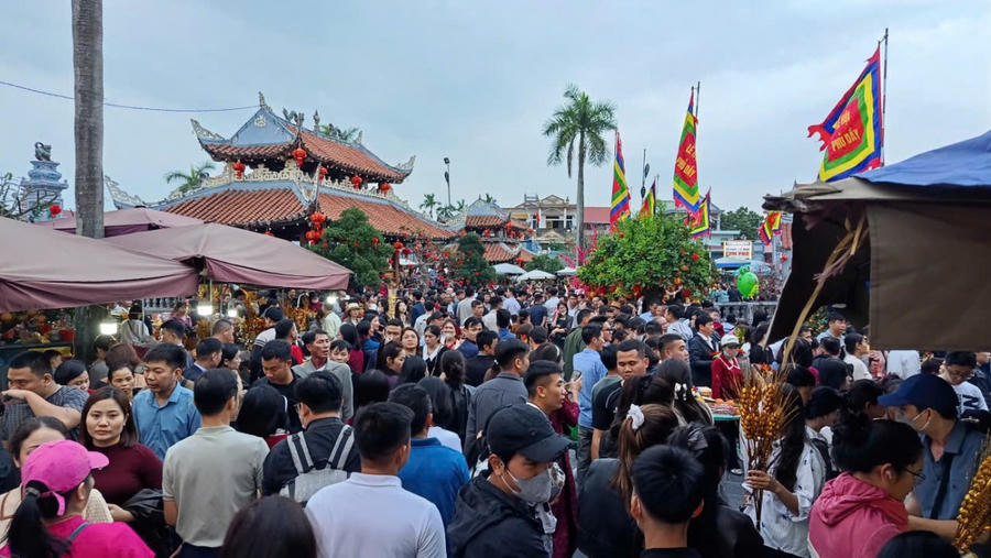 Hàng vạn người đổ về chợ “mua may, bán rủi” Viềng Xuân- Phủ Dầy