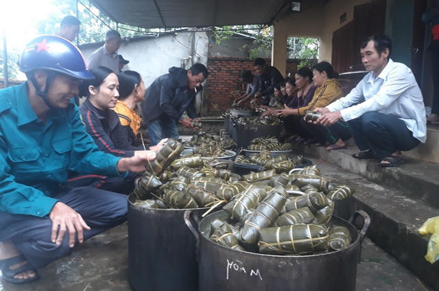 Hàng trăm nghìn chiếc bánh chưng sẽ được chuyển đến, giúp đồng bào vùng lũ ấm lòng và vững vàng hơn trong những ngày mưa lũ. Để thuận tiện trong việc vận chuyển và phân phối, toàn bộ bánh chưng sẽ được chuyển đến Quân khu 4 để bên quân đội tổ chức người và phương tiện chuyển đến những nơi đang bị nước lũ cô lập, chia cắt.