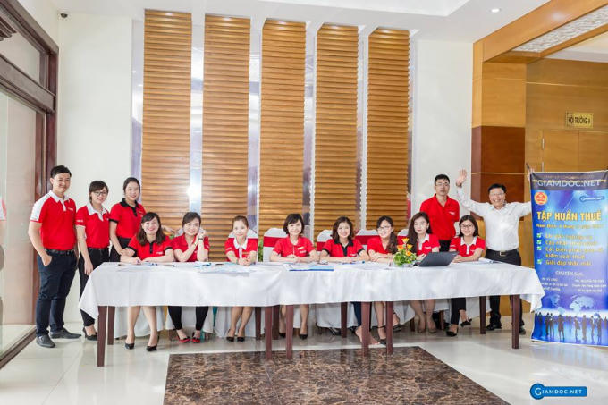 Maritimebank cử nhân viên cùng với đội ngũ nhân viên Công ty TNHH Start-UP Sông Hồng lên danh sách khách hàng, in ấn tài liệu và hướng dẫn các sinh viên tình nguyện.