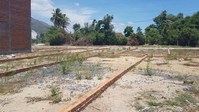 Do công tác quản lý đất đai lỏng lẻo tại nhiều địa phương, kết hợp với chính sách, luật pháp thiếu sự nhất quán, nên việc phân lô bán nền trái phép đã để lại nhiều hệ lụy xấu tới thị trường BĐS.