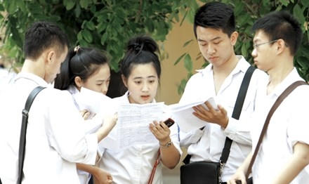 Thí sinh trao đổi bài giải đề thi tốt nghiệp THPT Quốc gia 2016. Ảnh: Như Ý.