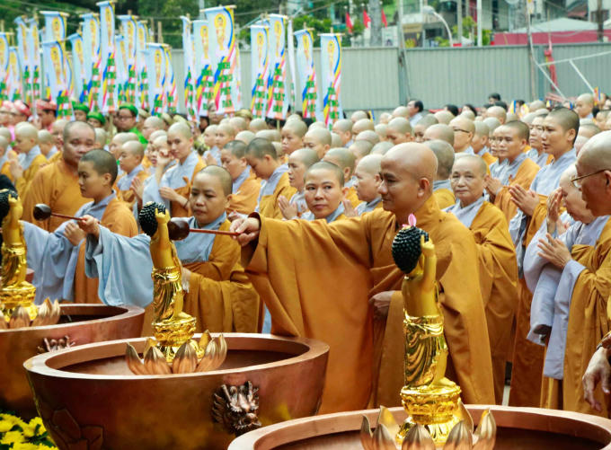 Chư Tăng tắm Phật.