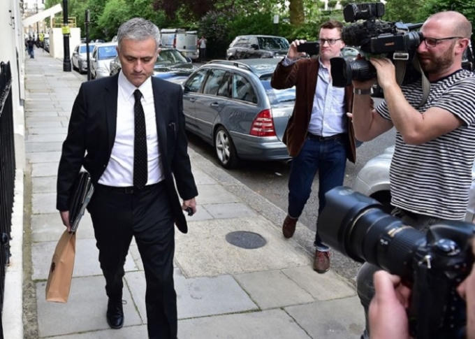 Mourinho trở về nhà sau lễ ký hợp đồng. Ảnh: Mirror.