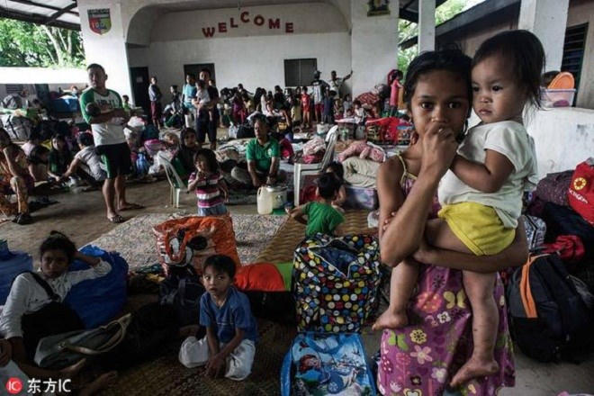 Dân chúng Marawi bỏ nhà đi lánh nạn.