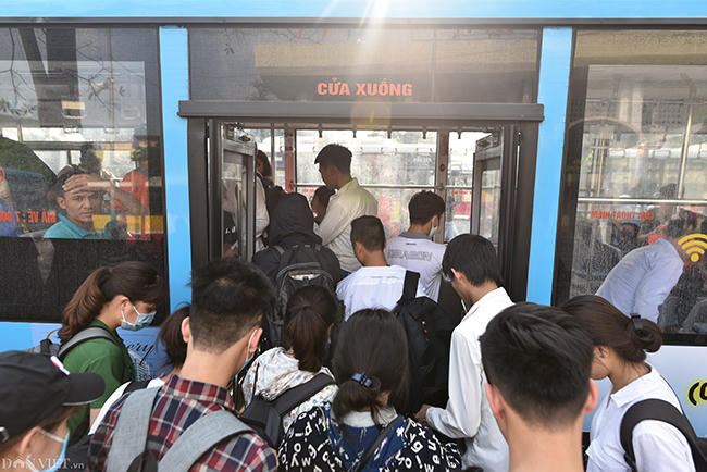 Sau khi xuống xe khách, nhiều người chạy ra xe buýt để nhanh chóng về nhà. Các tuyến xe 32, 16... rất đông khách, do những chuyến này chạy xuyên tâm với quãng đường di chuyển dài.