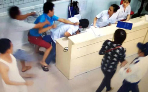 Côn đồ hành hung nhân viên y tế. Ảnh: Báo GĐ&XH