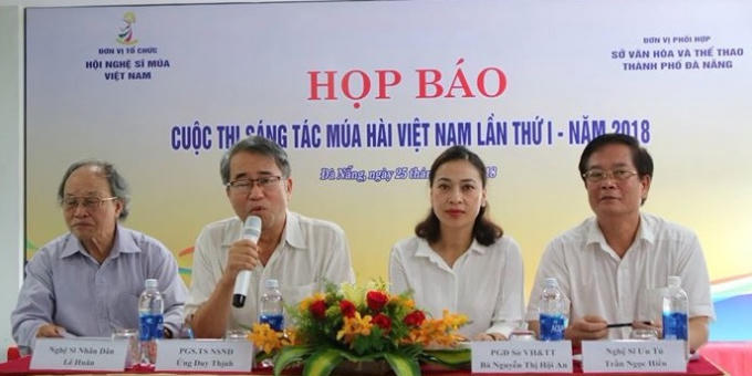 Ban tổ chức thông báo thể lệ, đối tượng tham dự cuộc thi.