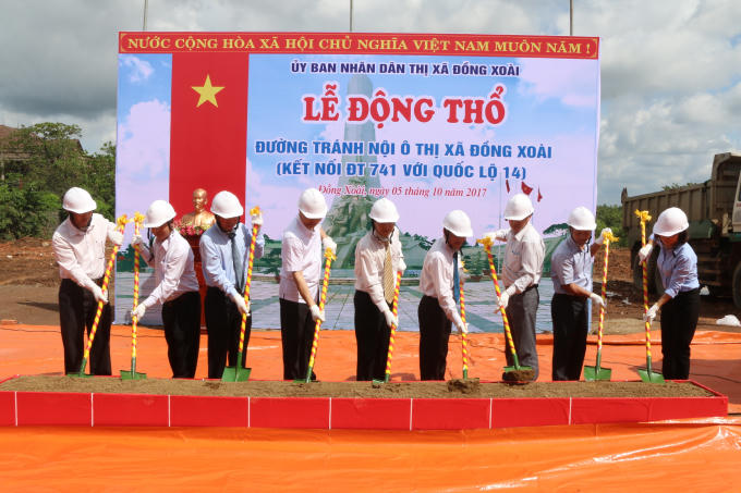 Lãnh đạo tỉnh Bình Phước, thị xã Đồng Xoài cùng đơn vị thi công làm nghi thức động thổ.