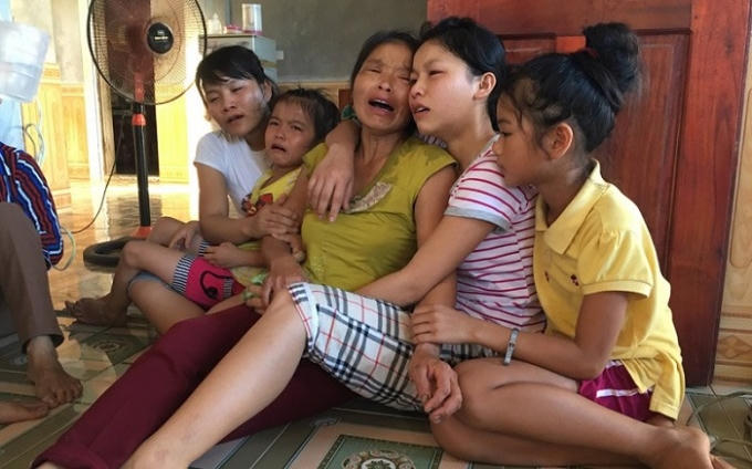 Mẹ con chị Nguyễn Thị Mai ôm nhau khóc khiến nhiều người không cầm được nước mắt.