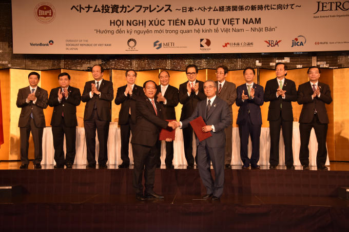 Thủ tướng Nguyễn Xuân Phúc chứng kiến lễ trao 36 giấy chứng nhận đăng ký đầu tư và các hợp đồng, bản nhớ hợp tác MOU trị giá trên 22 tỷ USD giữa các doanh nghiệp Việt Nam và Nhật Bản.