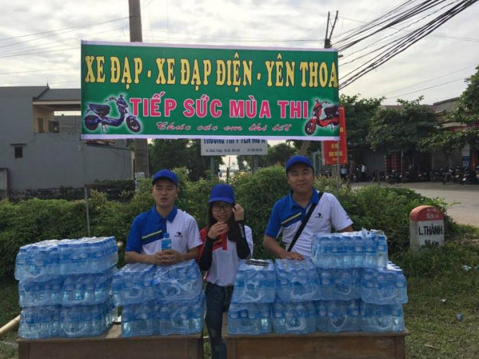 Ngay từ sáng sớm, các tình nguyện viên đã có mặt để chuẩn bị công tác "Tiếp sức mùa thi"
