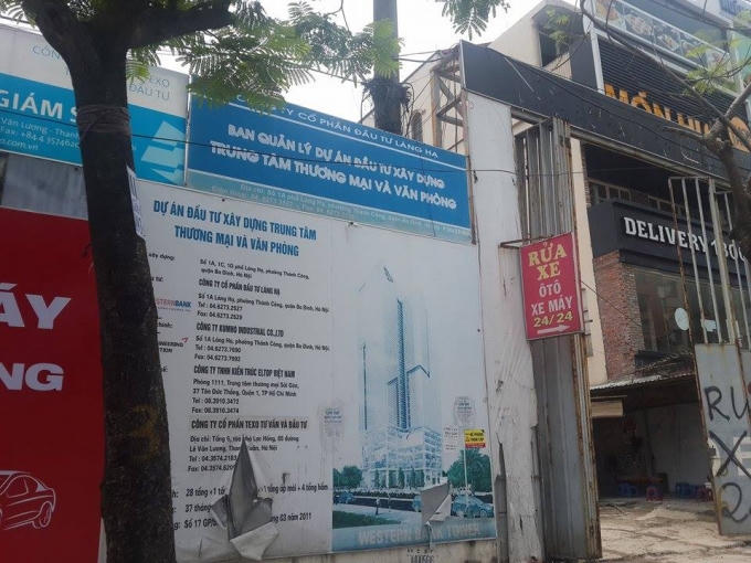 Cổng công trình 1A Láng Hạ và biển quảng cáo dự án.