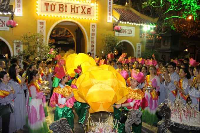 H&agrave; Nội: H&agrave;ng ng&agrave;n người diễu h&agrave;nh rước Phật đản tại Ch&ugrave;a Qu&aacute;n Sứ