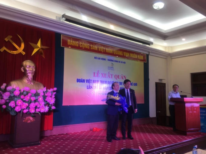 Ông Lê Quân(phải), Thứ trưởng Bộ LĐ-TB và XH chúc mừng đại diện lãnh đạo đoàn lên đường tham dự.