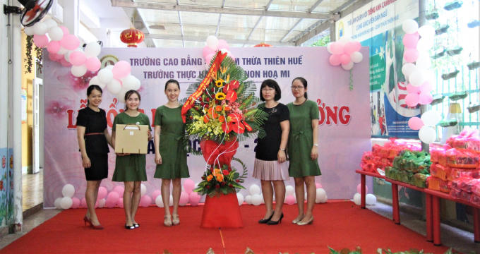 Ban chấp hành Hội phụ huynh trao tặng hoa cho lãnh đạo nhà trường.