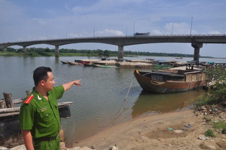 Cơ quan chức năng bắt nhiều ghe khai thác cát trái phép trên sông Thu Bồn.