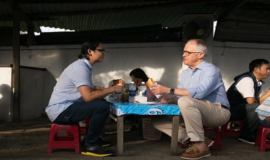 Thủ tướng Úc thích thú thưởng thức “Bánh mì” vỉa hè ở Đà Nẵng