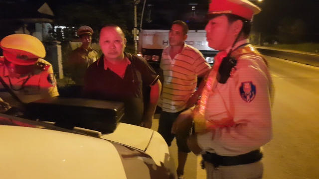 CSGT làm việc với tài xế Đào Ngọc Tấn. Ảnh: CA Quảng Nam.