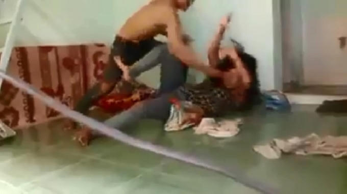 Người đàn ông liên tục dùng nắm đấm, đầu gối và roi tấn công người phụ nữ được cho là vợ mình. (Ảnh cắt từ clip)