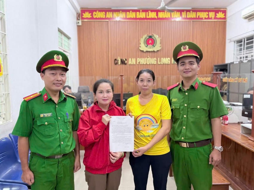 Chị Hương đã làm thủ tục chuyển lại tiền cho chị Hường dưới sự chứng kiến của Công an phường Long Hưng.