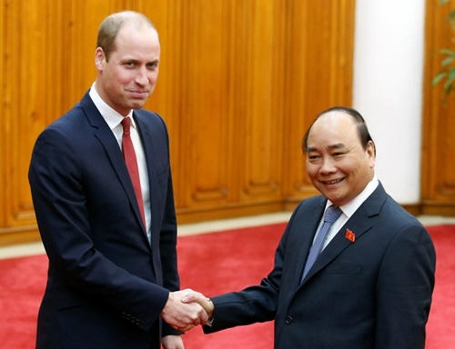 Hoàng tử William bắt tay với Thủ tướng Nguyễn Xuân Phúc. (Ảnh: Reuters)