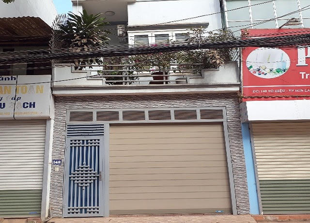 Chiều ngày 16/11, cơ quan CSĐT  tiến hành khám xét nhà ông Trương Tuấn Dũng tại tổ 5, phường Tô Hiệu, TP Sơn La, (Ảnh: Dân việt).
