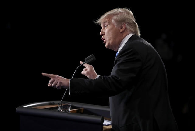 Về phần mình, ông Trump chỉ trích chính sách thương mại của bà Clinton. Ông Trump cho rằng những chính sách mà bà Clinton đang theo đuổi khiến “công việc của người Mỹ bị đánh cắp”.