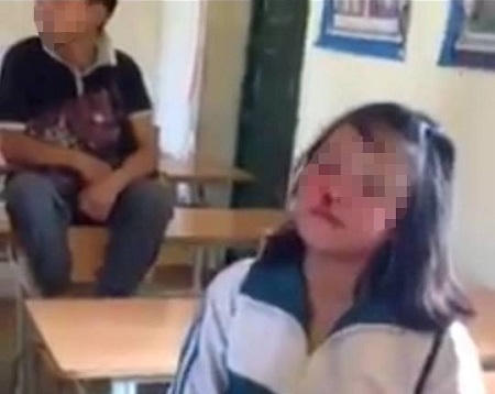 Điều đáng nói, sự việc xảy ra, đã không có một học sinh nào ngăn cản, dù người chứng kiến có cả nam sinh. Ảnh cắt từ clip.