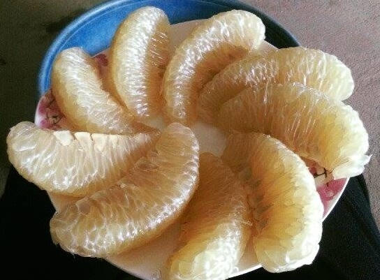 Bưởi Sửu bóc ra rất dóc, có thể để khoảng 5 - 6 tháng vẫn không bị hỏng. Miếng bưởi mọng nước, không có vị he như giống bưởi khác.