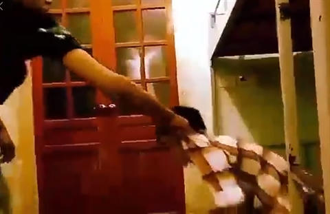Nam sinh bị bạn kéo dậy khỏi giường để đánh