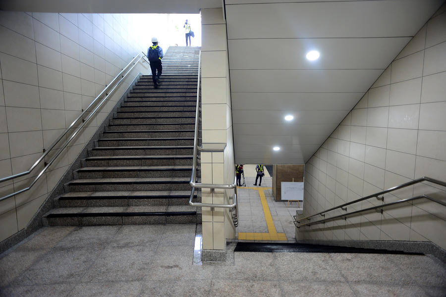 Ga Nhà hát cùng với ga Ba Son là một trong hai ga ngầm của gói thầu CP1b (đoạn ngầm từ ga Nhà hát Thành phố đến ga Ba Son), được thiết kế dài 190m, rộng 26m, gồm 4 tầng. Ga Nhà hát TP có 5 lối lên xuống cho hành khách mua vé đi metro