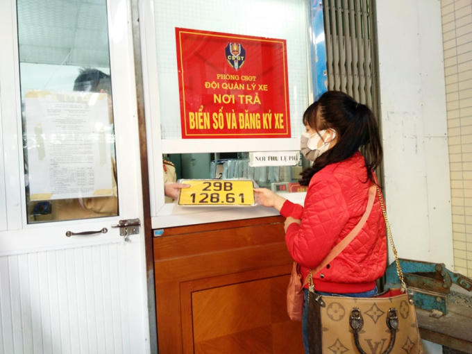 Người dân, đơn vị đến thực hiện cấp đổi biển số xe kinh doanh vận tải.