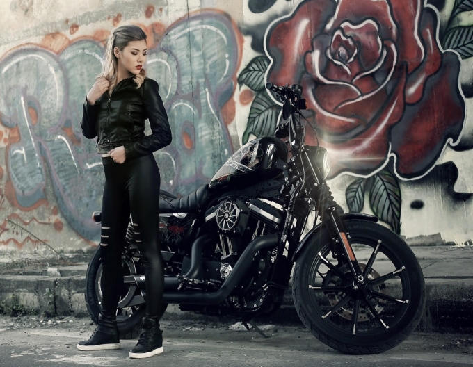 Nữ biker Thu Anh muốn lưu giữ tuổi trẻ của mình bên cạnh chiếc xe mà mình yêu thích.
