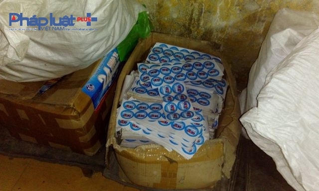 Tem mác khẳng định thương hiệu được chất đống trong thùng,